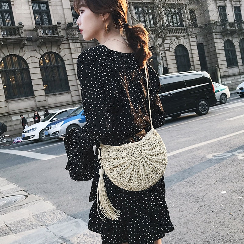 Sac de paille tricoté à pompon en demi-cercle