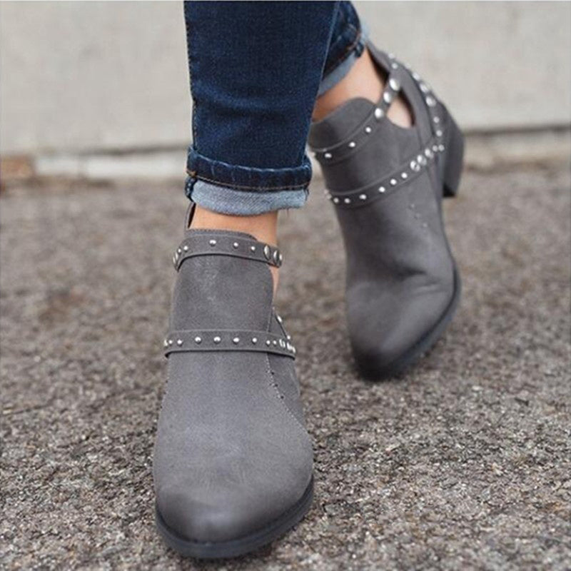 Botines de tacón punk con remaches retro