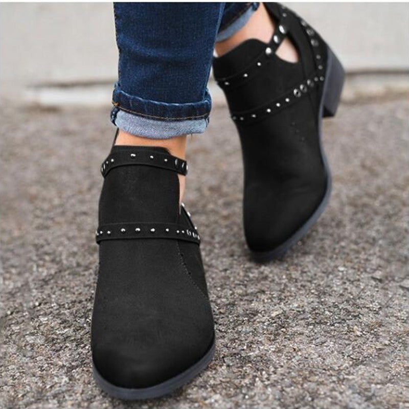 Botines de tacón punk con remaches retro