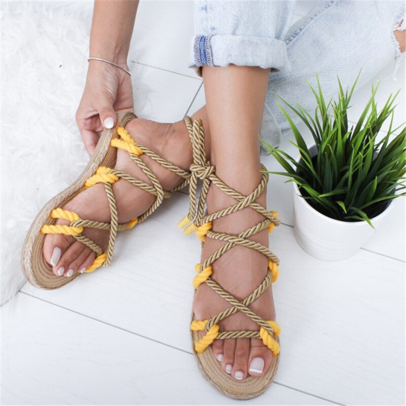 Peep-Toe-Sandalen aus Hanfstroh mit Schnürung und Seil 