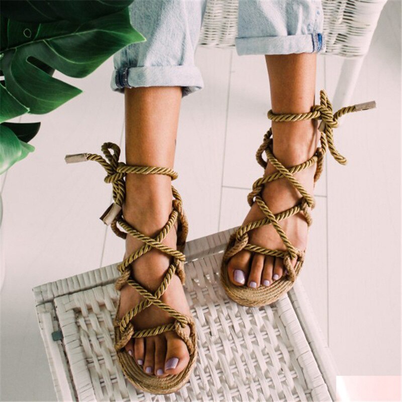 Peep-Toe-Sandalen aus Hanfstroh mit Schnürung und Seil 