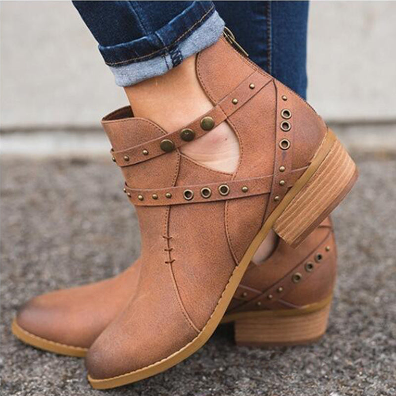 Botines de tacón punk con remaches retro
