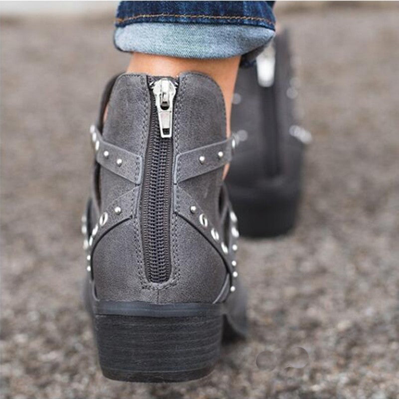 Botines de tacón punk con remaches retro