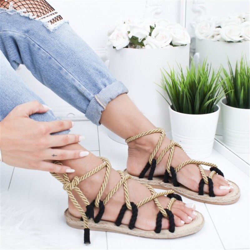 Peep-Toe-Sandalen aus Hanfstroh mit Schnürung und Seil 