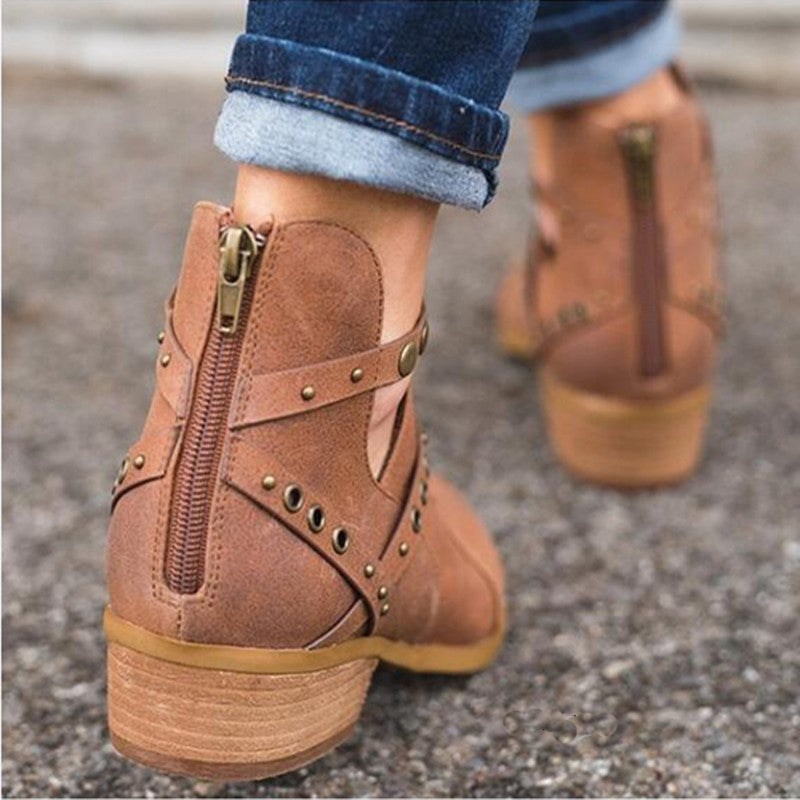 Botines de tacón punk con remaches retro