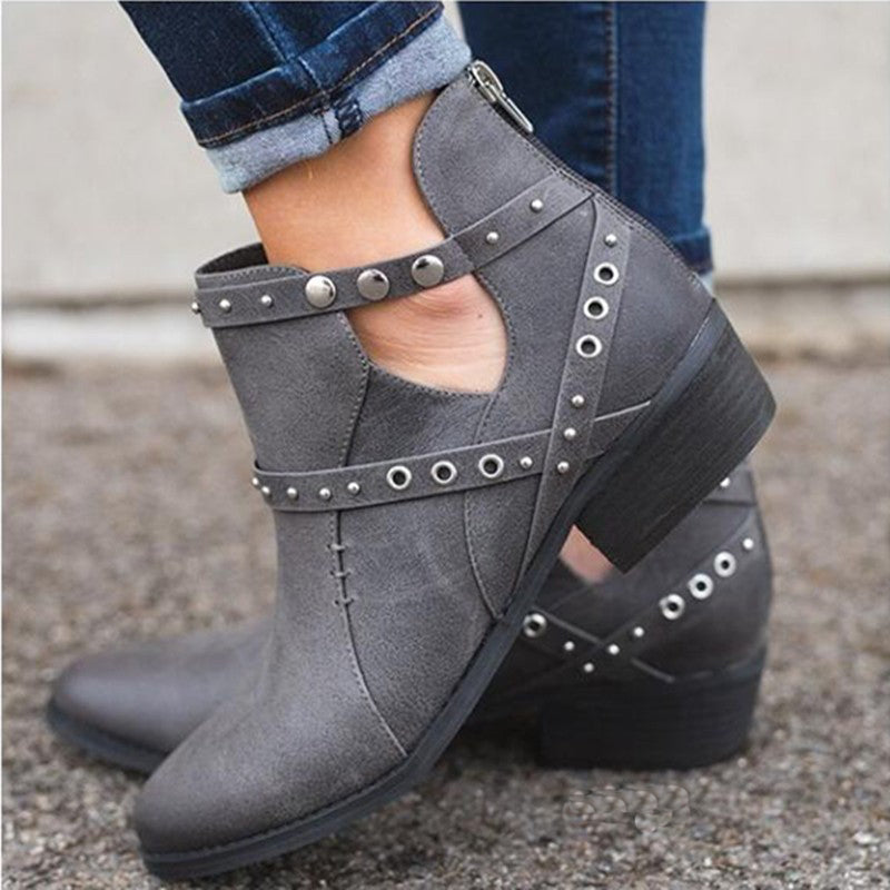Botines de tacón punk con remaches retro