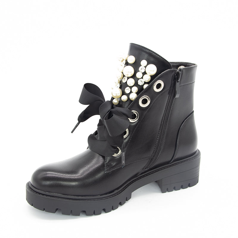 Bottines noires décorées de rubans de perles 