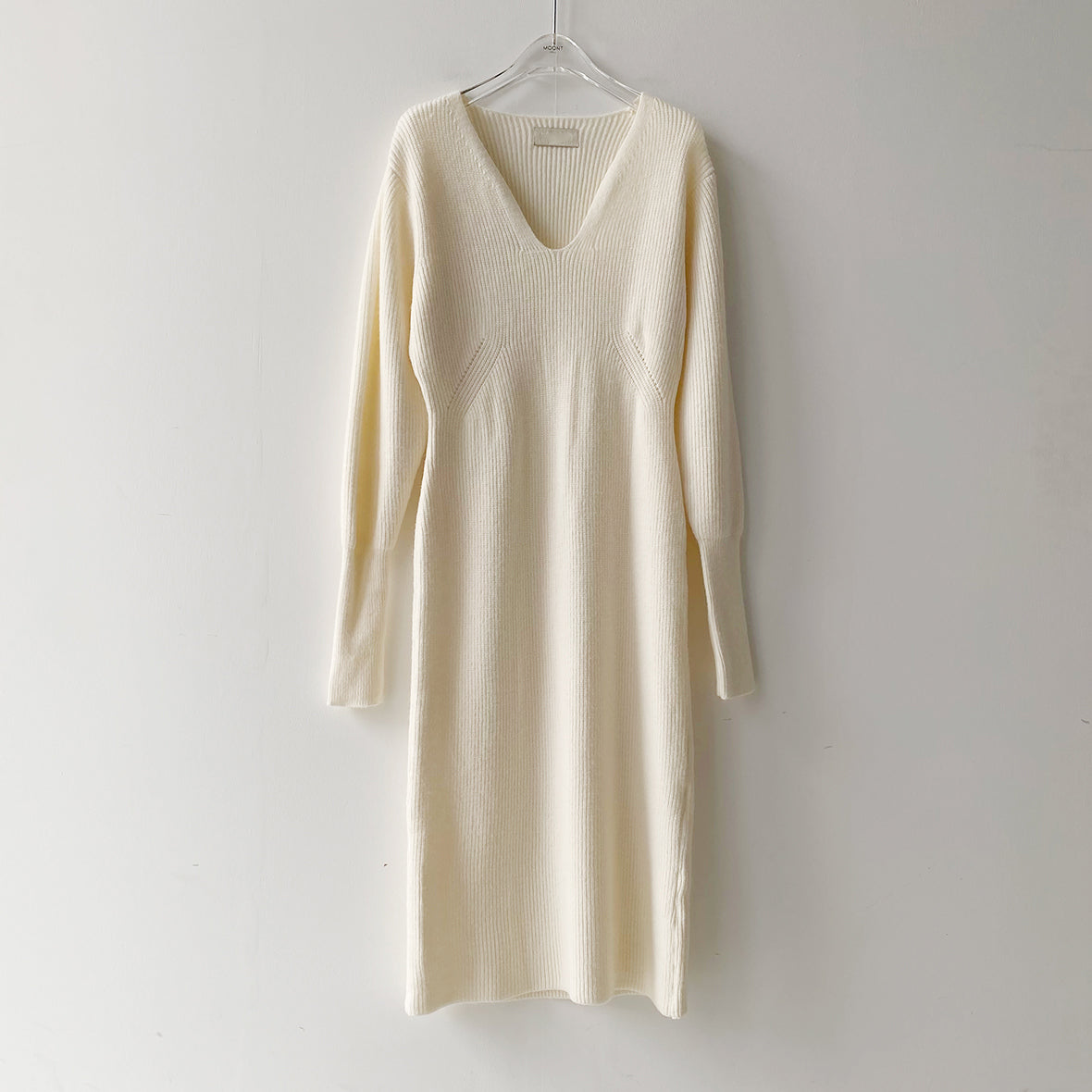 Robe tricotée à manches longues et col en V pour le bureau