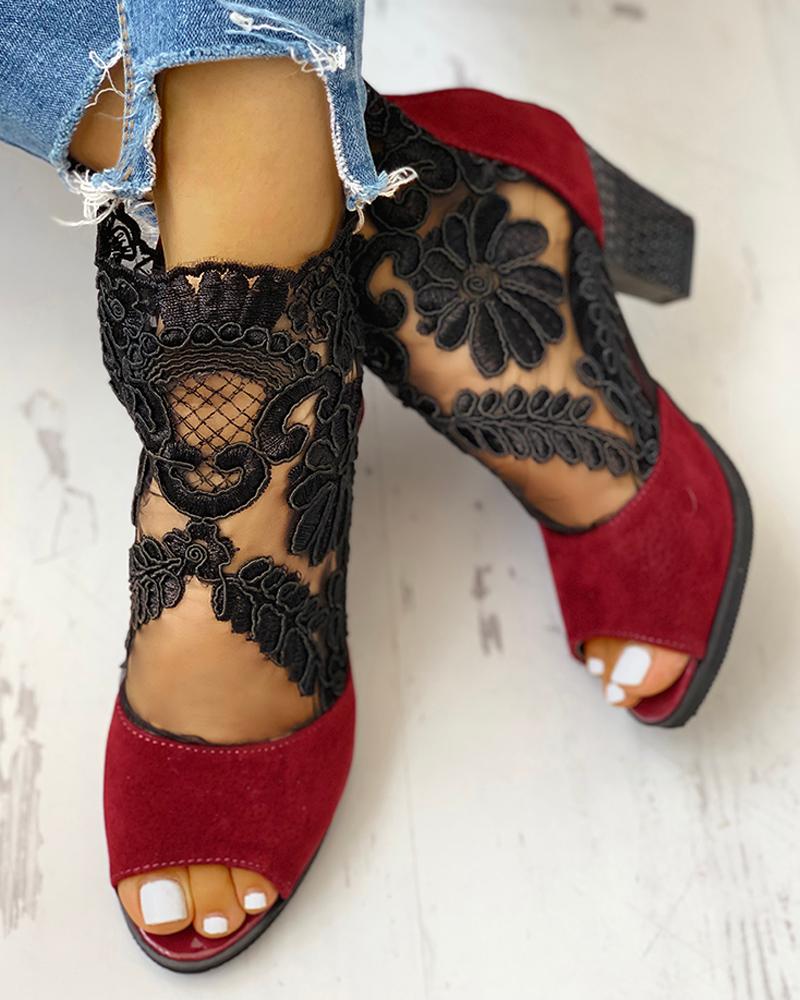 Peep-Toe-Pumps-Sandalen mit hohen quadratischen Absätzen