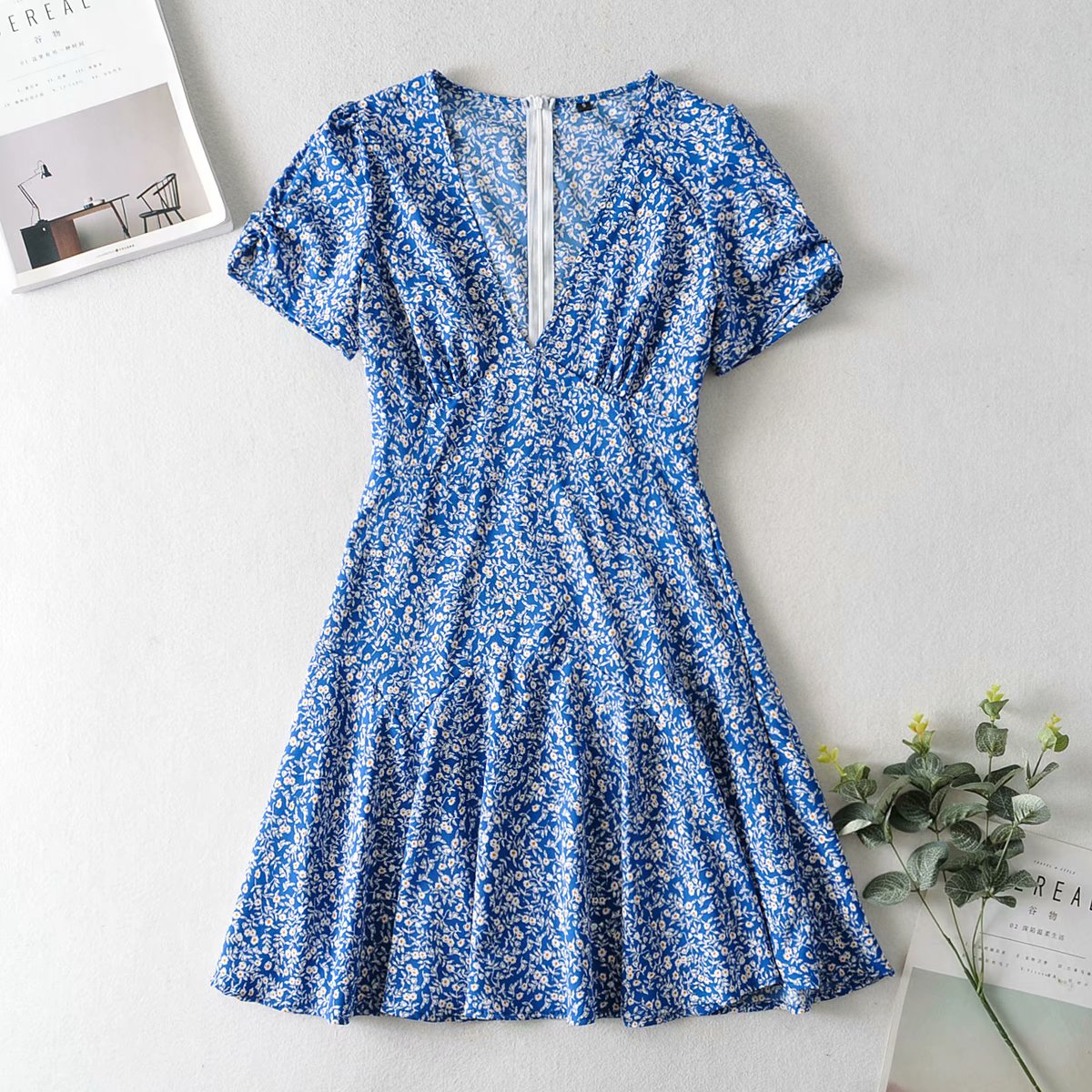 Robe d'été chic à fleurs et col en V