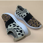 Vulkanisierte Slip-On-Sneaker mit Leopardenmuster