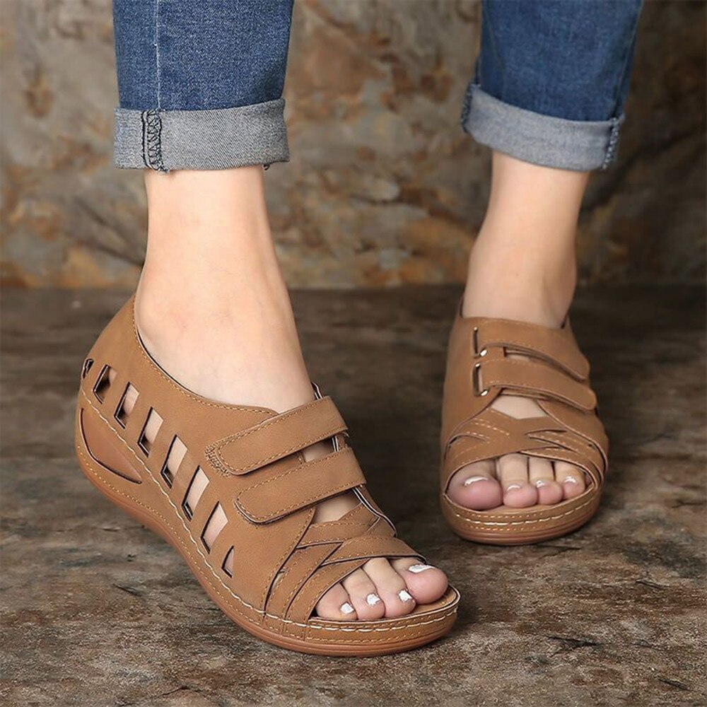 Flache Strandsandalen mit Keilabsatz