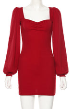 Rein gestricktes, tief ausgeschnittenes Kleid mit langen Ärmeln