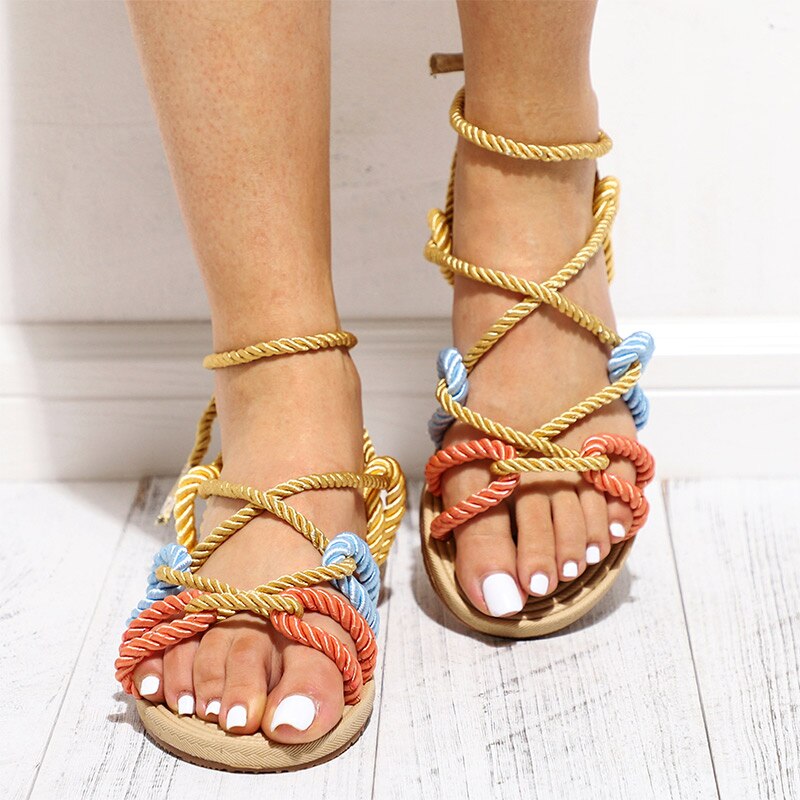 Peep-Toe-Sandalen aus Hanfstroh mit Schnürung und Seil 
