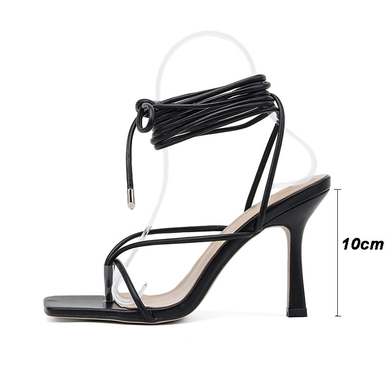 Sandales tongs à brides croisées et bande étroite