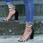 Rote, eckige Absätze mit Knöchelschnallenriemen