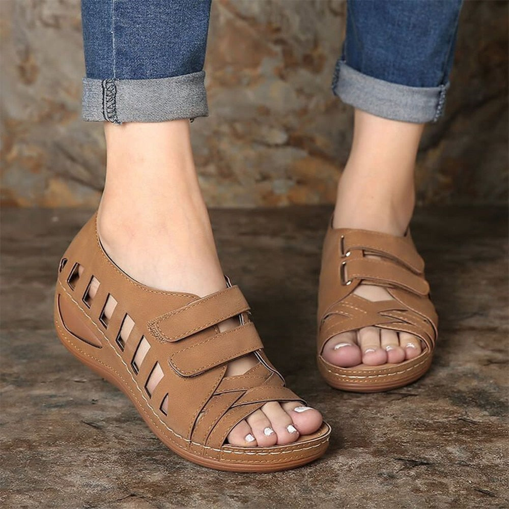 Flache Strandsandalen mit Keilabsatz