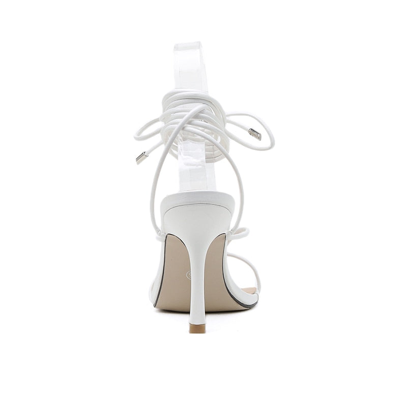 Sandales tongs à brides croisées et bande étroite