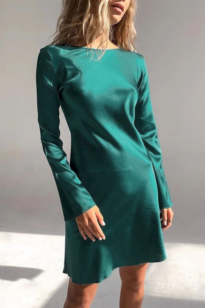 Vestido de cintura alta de satén con mangas acampanadas
