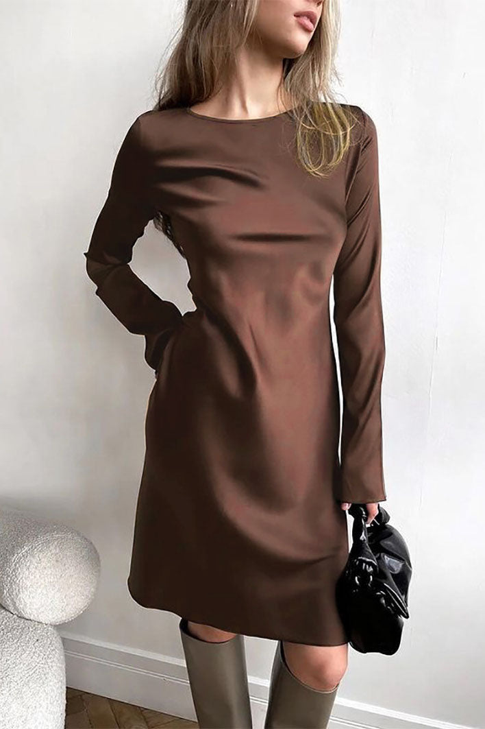 Vestido de cintura alta de satén con mangas acampanadas