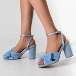 Sandalen aus Flanell mit Spitze, klobigem Absatz und Fliege