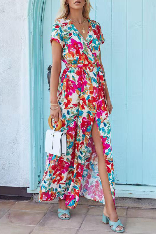 Robe fleurie brillante à manches courtes et col en V 