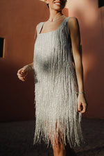 Ärmelloses Strapskleid mit hoher Taille und Fransen