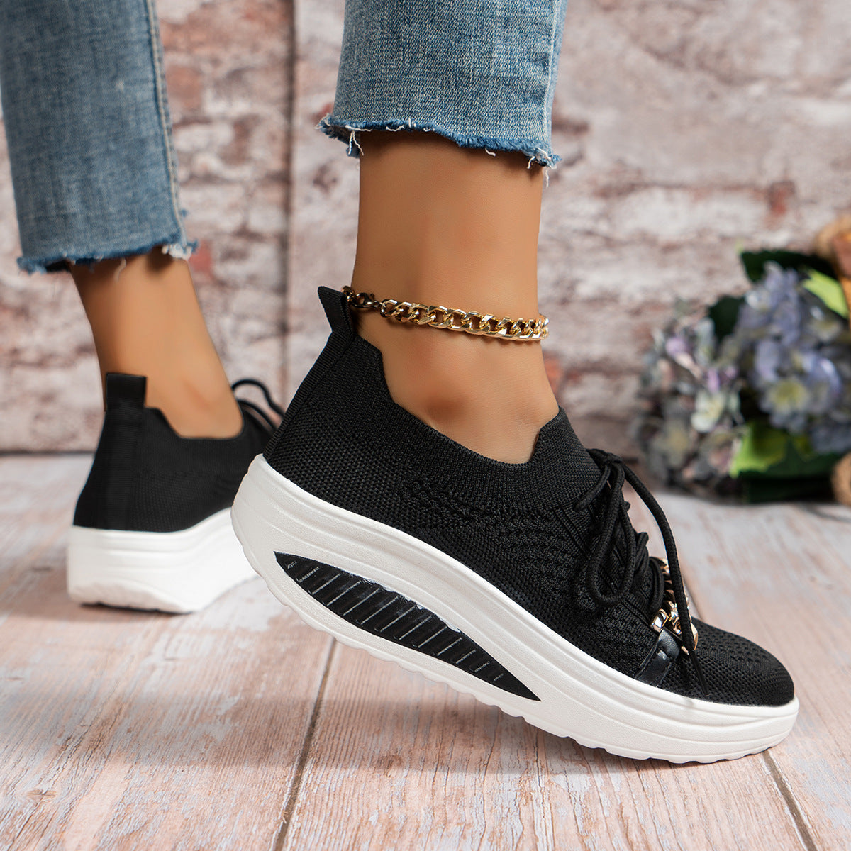 Flyknit-Sneaker zum Schnüren mit atmungsaktivem Obermaterial und Kettenkeil