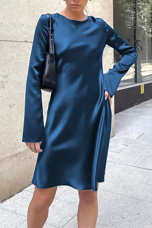 Vestido de cintura alta de satén con mangas acampanadas