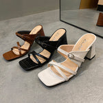 Pantoufles à tête carrée à talon épais et motif pierre