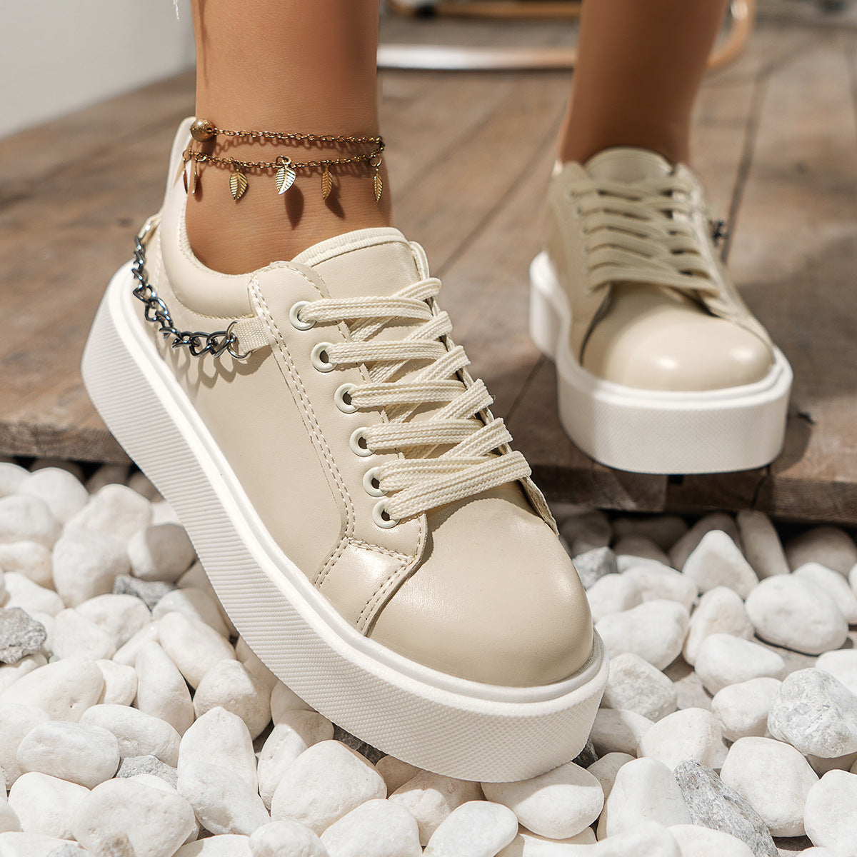 Zapatillas deportivas con plataforma y cordones con cadena metálica