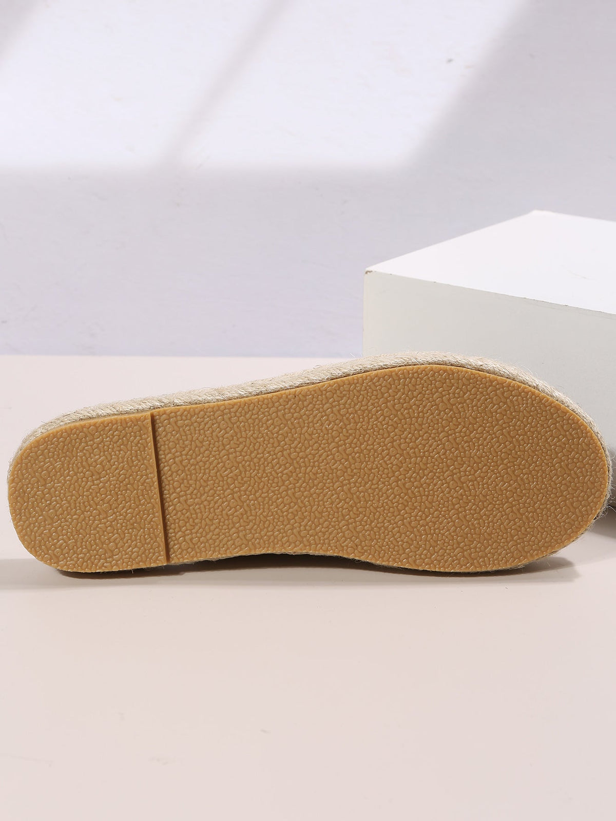 Flache Vintage-Sandalen mit offenem Zehenbereich und Leinenboden