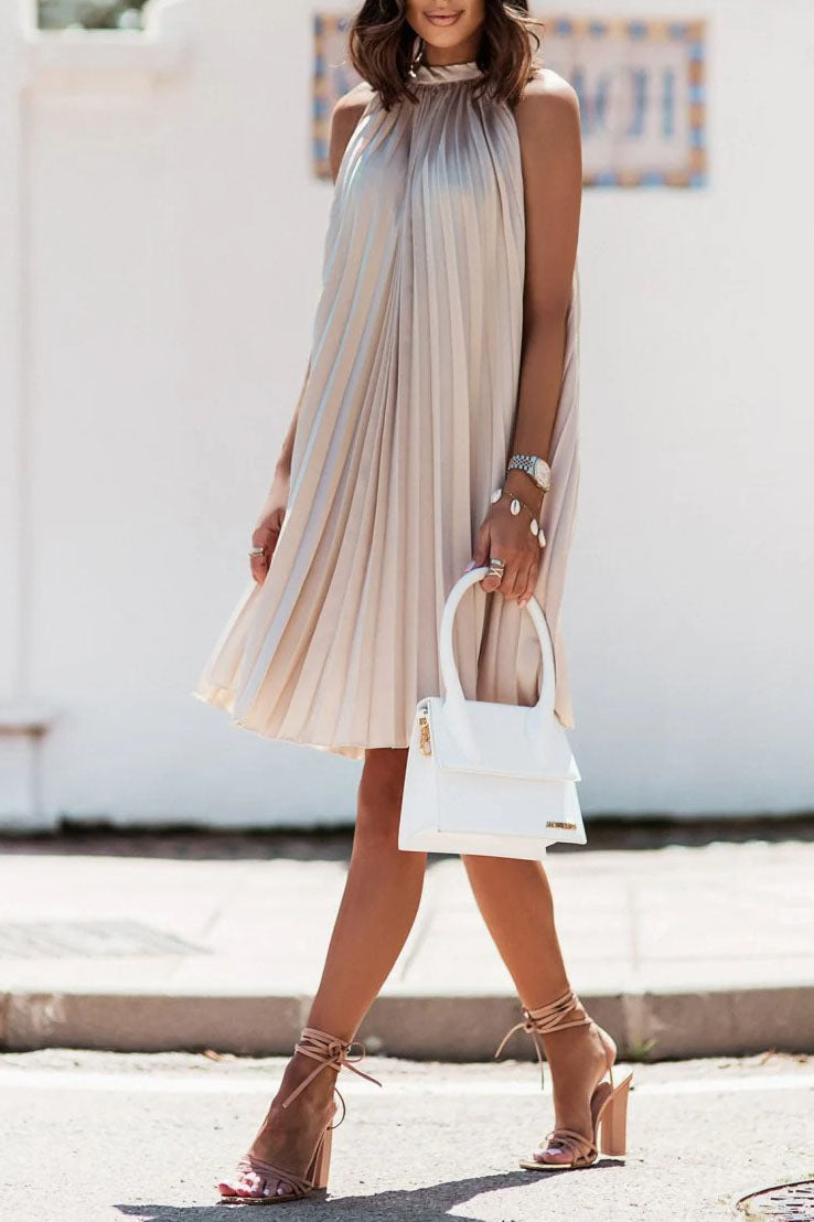 Robe froissée en satin sans manches à col montant