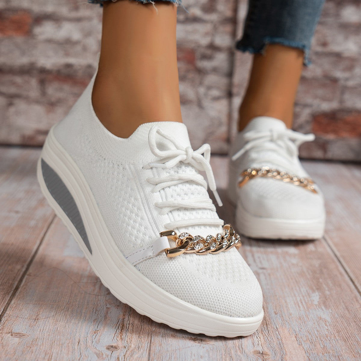 Flyknit-Sneaker zum Schnüren mit atmungsaktivem Obermaterial und Kettenkeil