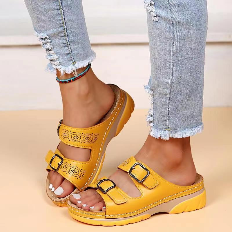 Hohl gravierte Sandalen mit Doppelschnalle