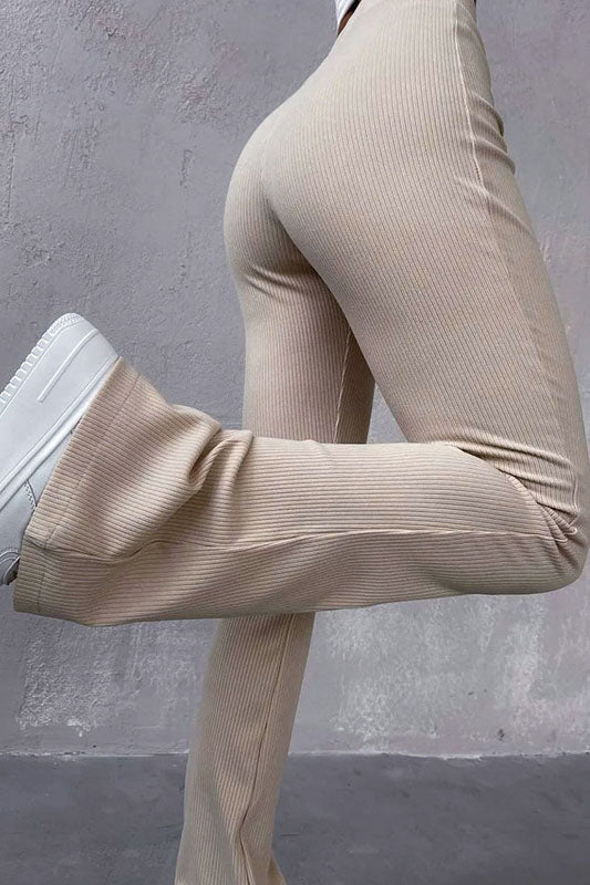 Schmal ausgestellte Hose mit hoher Taille