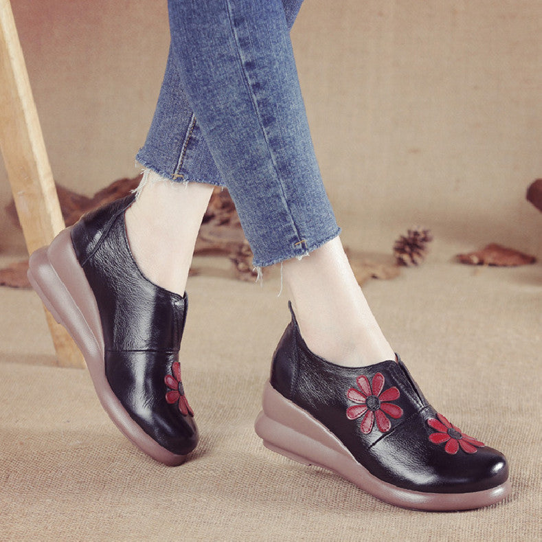 Mocassins compensés en cuir brodés de fleurs