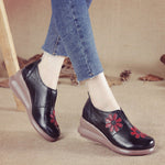 Loafer mit besticktem Blumenkeil und Keilabsatz aus Leder