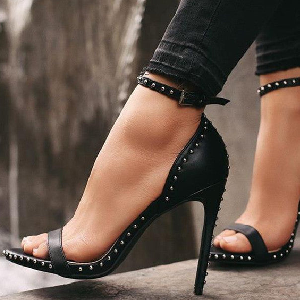 Chaussures à bout ouvert en cuir PU à talon fin et rivets