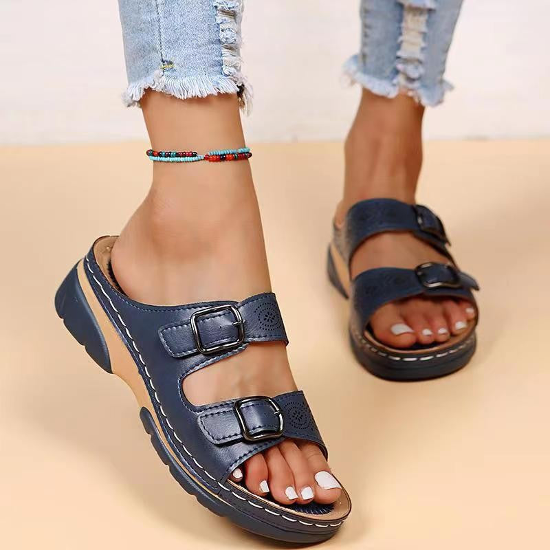 Hohl gravierte Sandalen mit Doppelschnalle