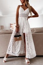 Halten Sie einfach ein weißes Midikleid mit Ösen fest