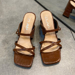 Pantoufles à tête carrée à talon épais et motif pierre