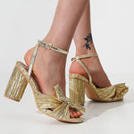 Sandalen aus Flanell mit Spitze, klobigem Absatz und Fliege