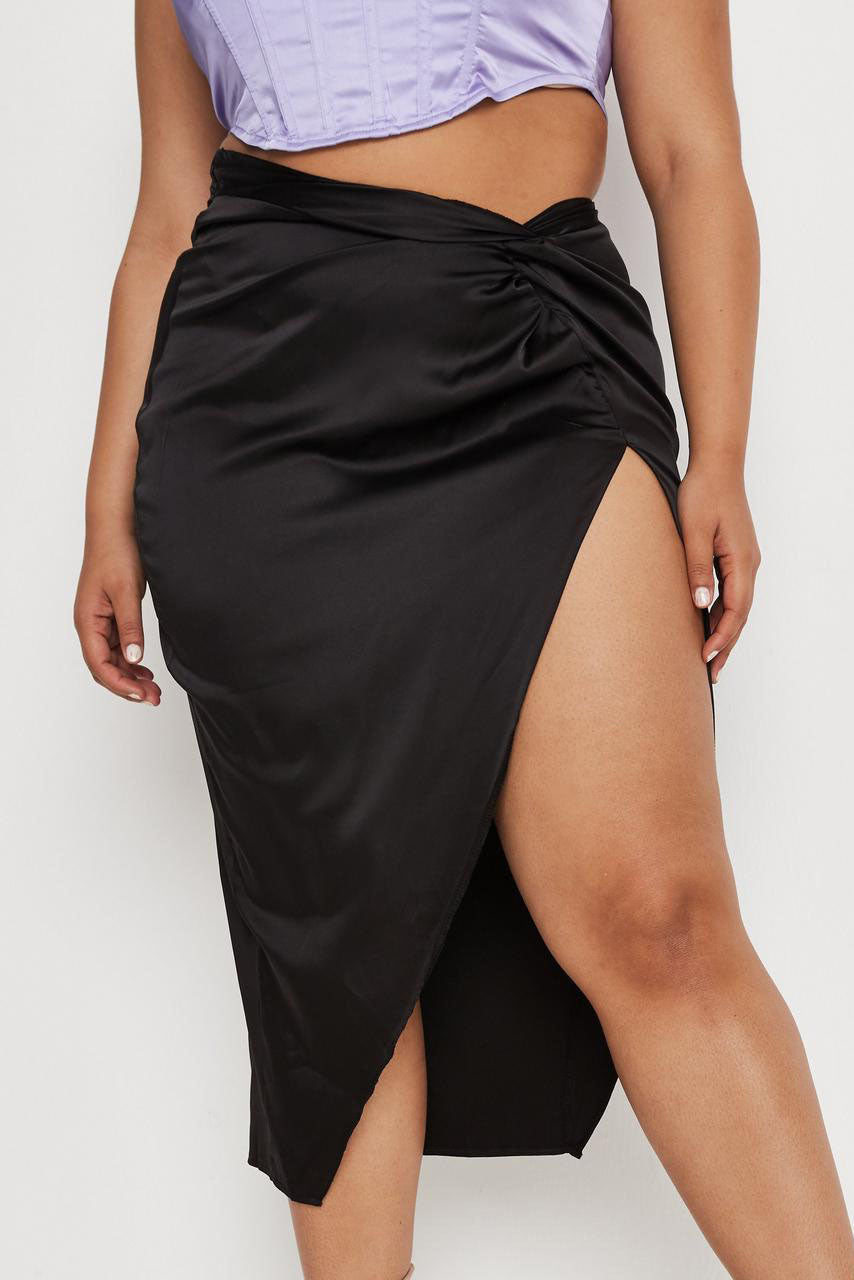 Unregelmäßiger Schlitzrock aus festem Satin mit hoher Taille