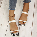 Pantoufles tressées à bout carré et bas léopard