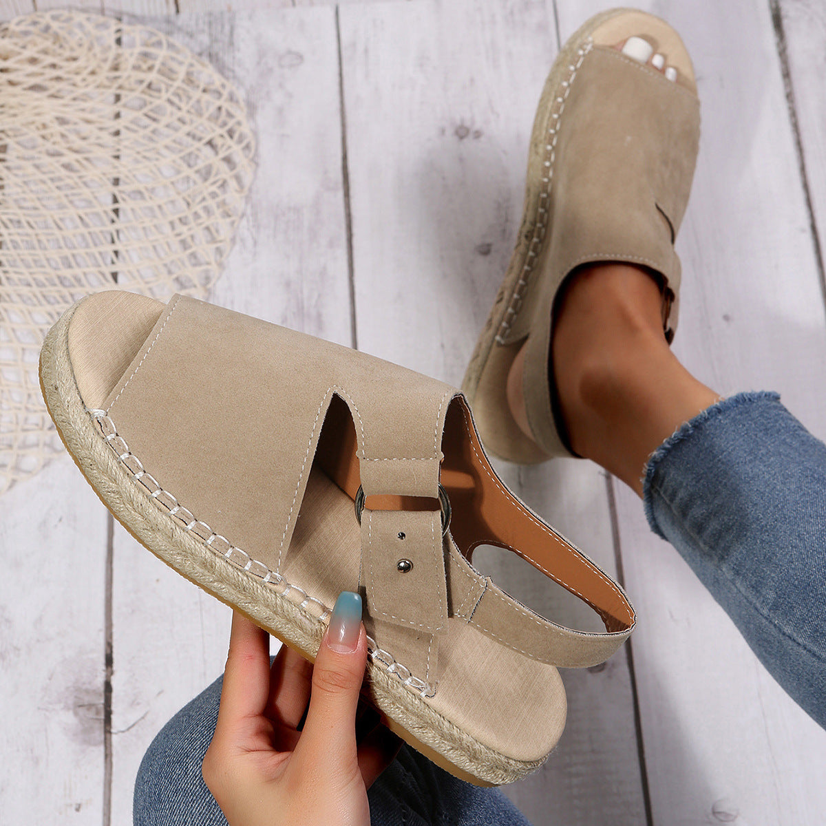 Flache Vintage-Sandalen mit offenem Zehenbereich und Leinenboden