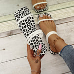 Pantoufles tressées à bout carré et bas léopard