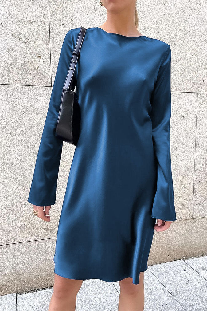 Vestido de cintura alta de satén con mangas acampanadas