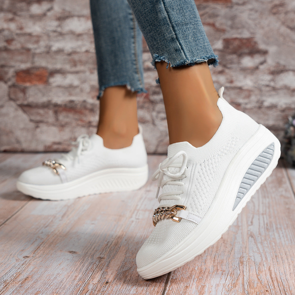 Flyknit-Sneaker zum Schnüren mit atmungsaktivem Obermaterial und Kettenkeil