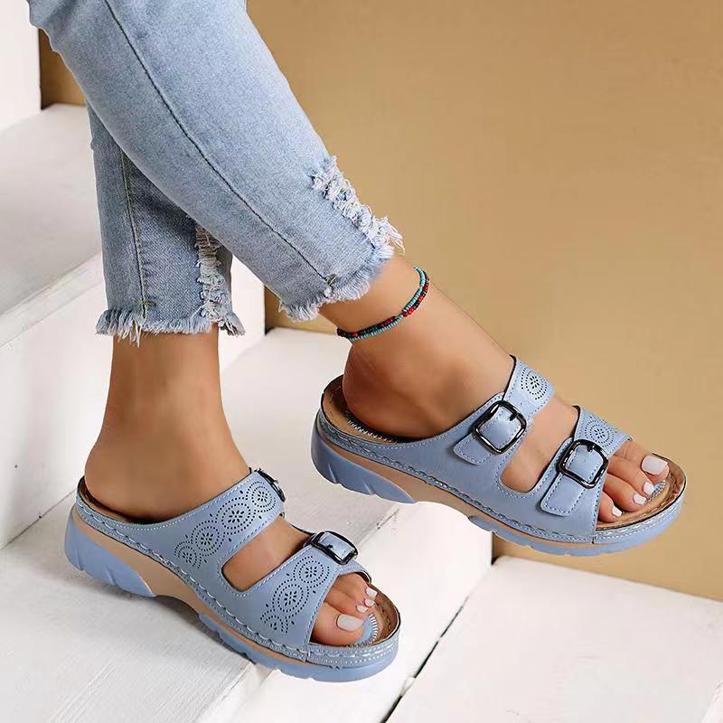 Hohl gravierte Sandalen mit Doppelschnalle
